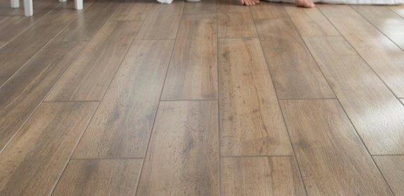 Du carrelage imitation parquet pour réchauffer une pièce